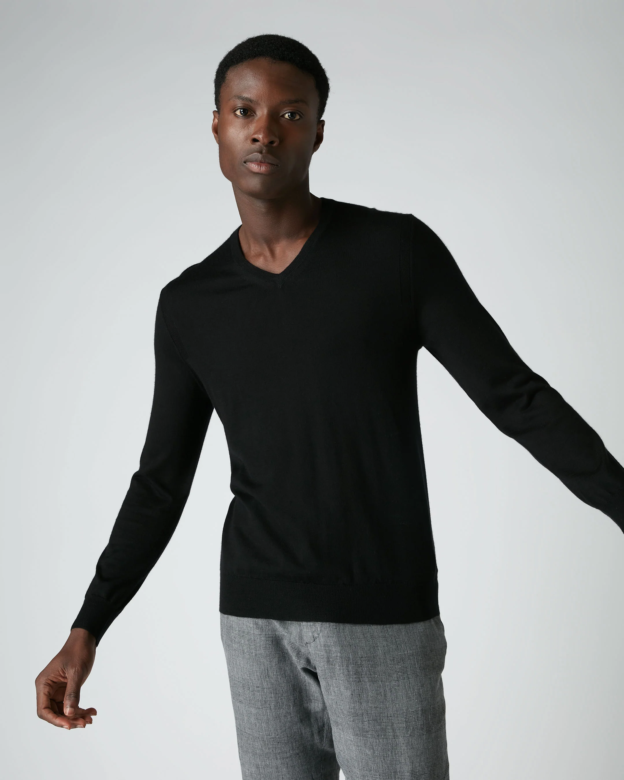 007 Fine Gauge Cashmere V Neck Jumper Black - Image 4